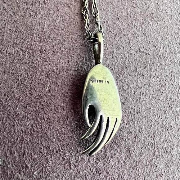 Southwestern Zuni Inlay Bearclaw Pendant on a Sterling Twist Chain - Picture 4 of 5